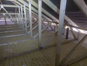 Zateplení stropu novostavby bungalovu pomocí foukané izolace